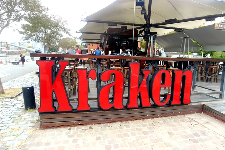 KRAKEN Bar Cartel Iluminado
