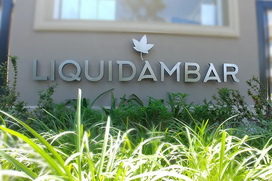 LIQUID AMBAR Pilar Logo Acero Inoxidable