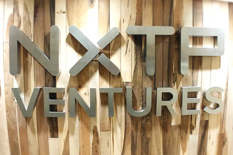 Portfolio NXTP Logo Acero Inoxidable