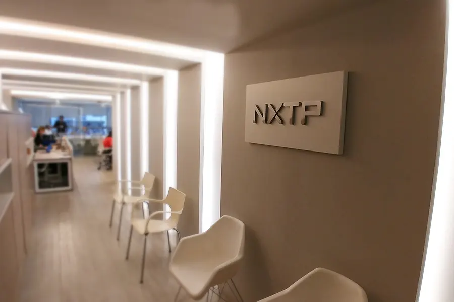 Portfolio NXTP Logo Acero Inoxidable